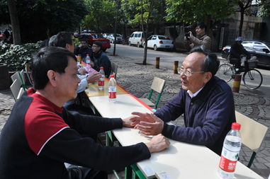 云南民族中學黨員進社區(qū)開展教育咨詢服務活動