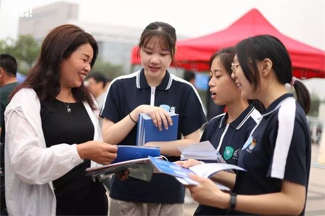 中職招生咨詢會現(xiàn)場火爆 升學就業(yè)雙軌并行，職業(yè)教育前景廣闊